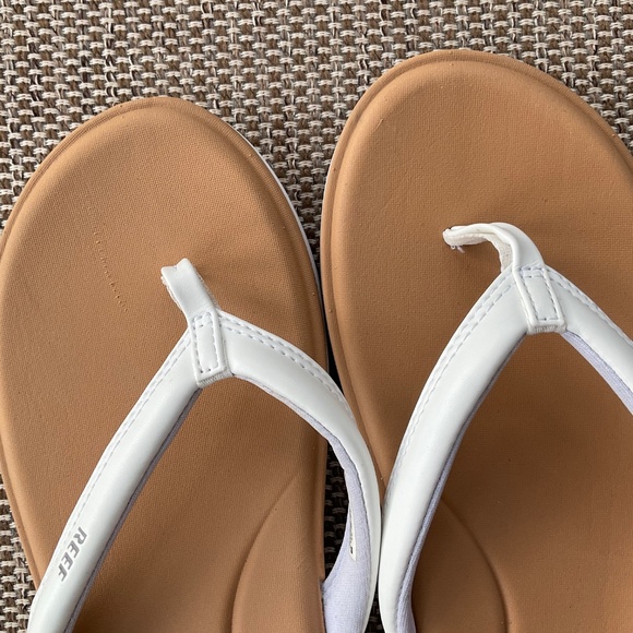 Women’s tan Reef flip flops,9. - Picture 8 of 10